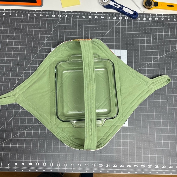 Hand Crafted Casserole Carrier Small Quilted Reversible Pie Plate Carrier - Picture 15 of 15